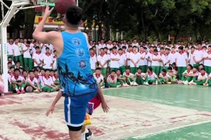 真一招鲜吃遍天！球场单挑单手抖腕抛投到底有多准？