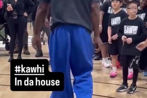 看着没啥大碍！小卡此前在多伦多出席活动，球迷和市长热情拉满！