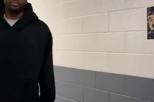 🤣童心未泯！国王队内粘手玩具小挑战！