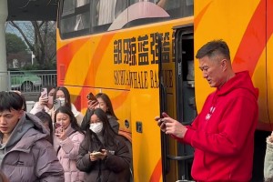 女粉真多啊！广东男篮客场挑战四川，杜锋为胡明轩徐杰全明星拉票